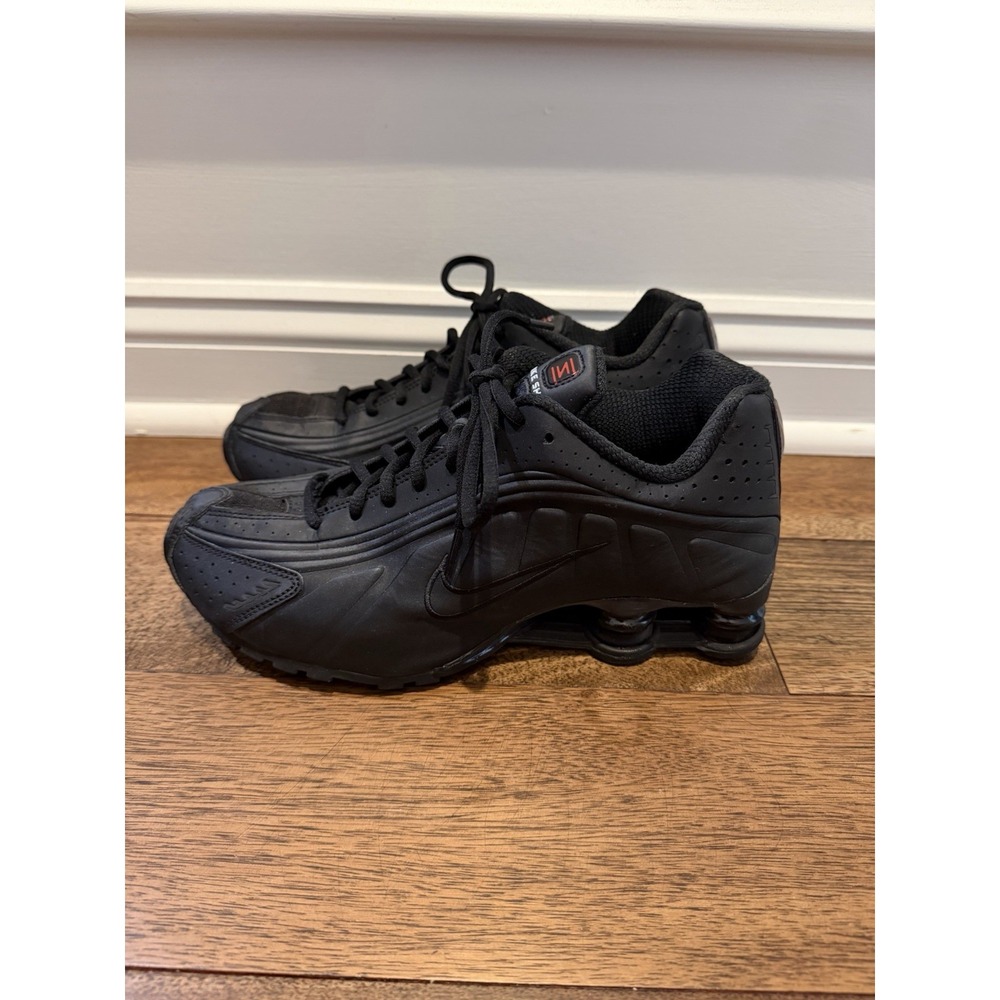 AR3565 004 Shox R4 Black Women's  Nike Size 9.5 Preowned